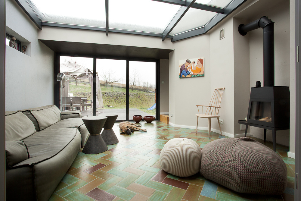 modern nappali és nappali bútor lakbernedezése tető bevilágítóval