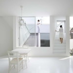 Japán fehér ház ferde falakkal, nappali