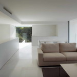 Minimalista fehér villa kilátással nappali