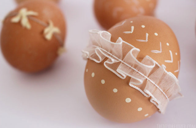 húsvéti tojás ötlet festve, csipkézve
