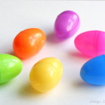 húsvéti tojás madzaggal díszítve