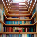 modern könyvespolc - lépcső