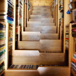 modern könyvespolc - lépcső